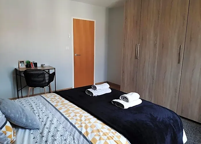 Chambre double dans maison chaleureuse et familiale